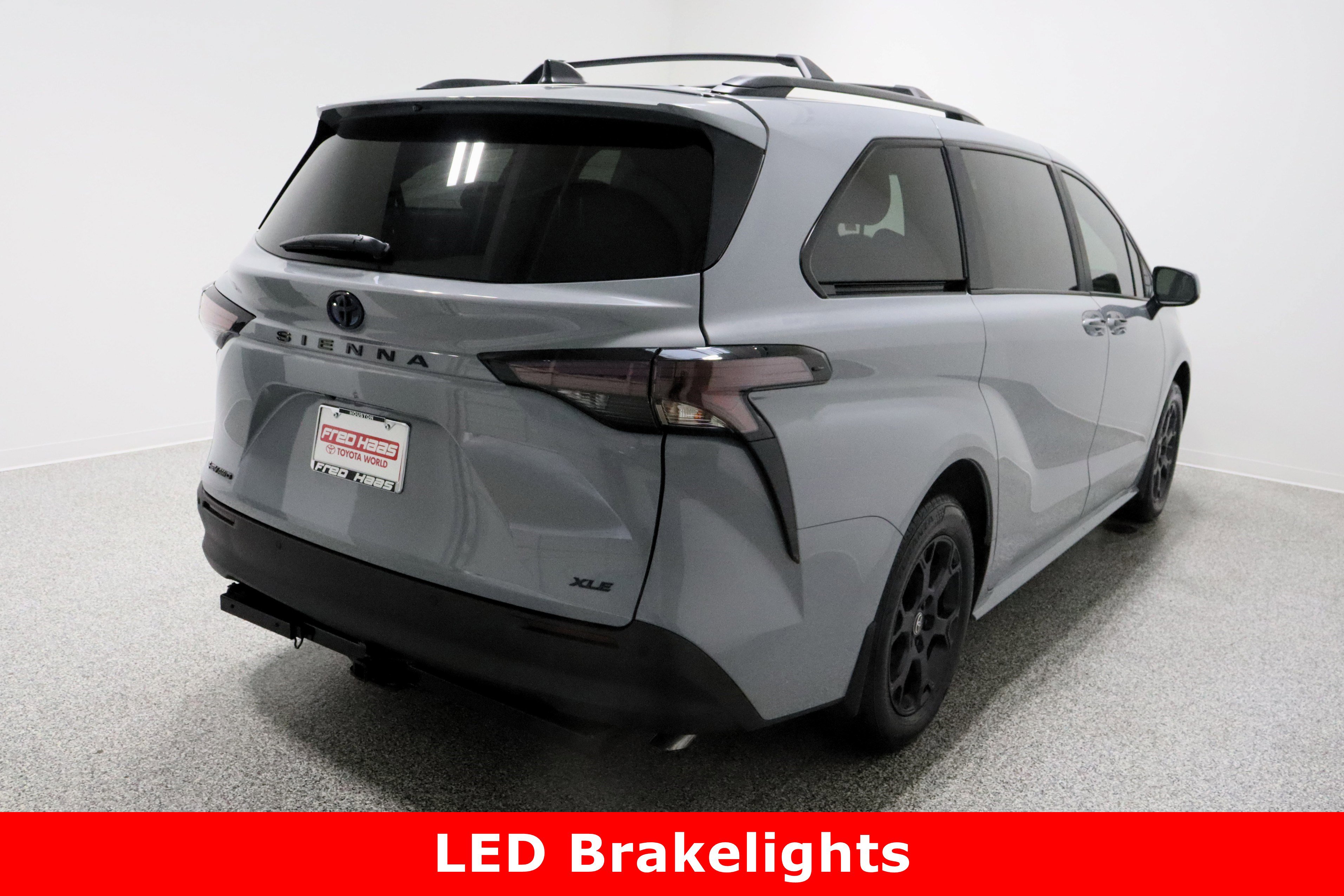 Used 2025 Toyota Sienna XLE Woodland Edition image 7