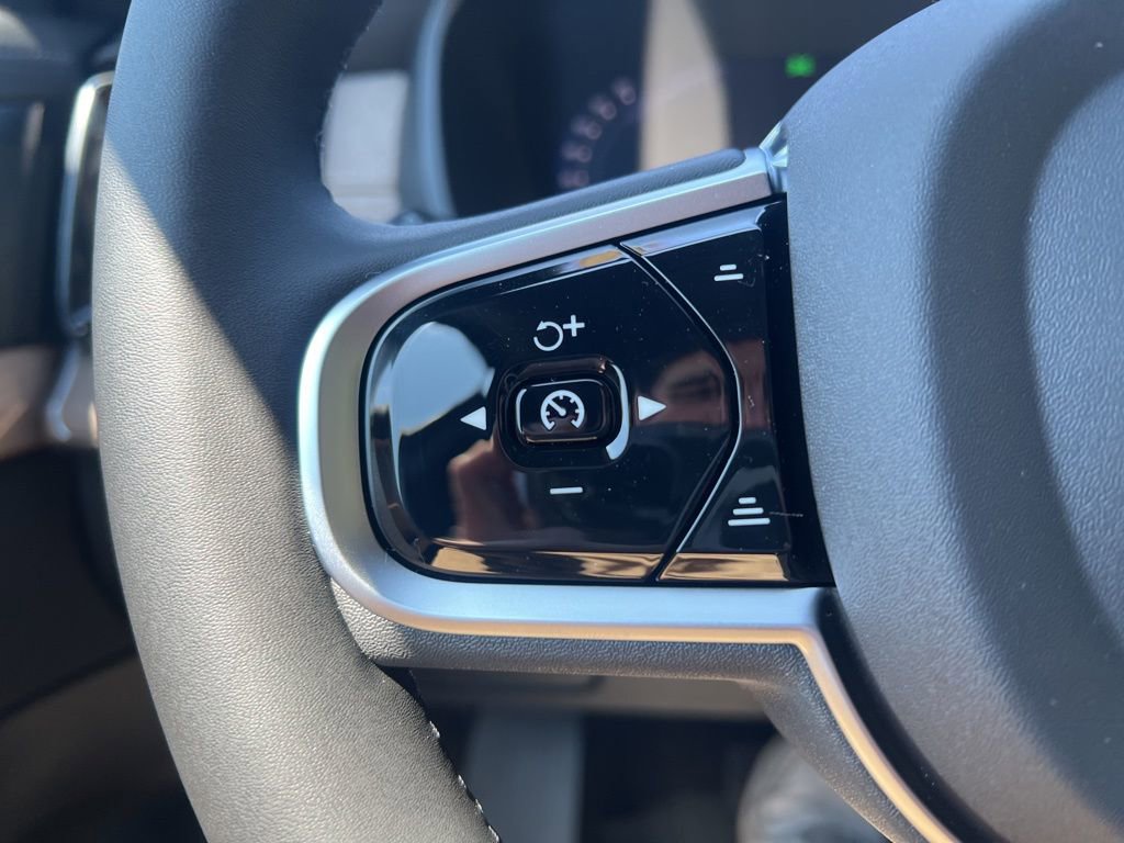 New 2026 Volvo XC90 B6 Plus w/ Protection Package Premier image 18