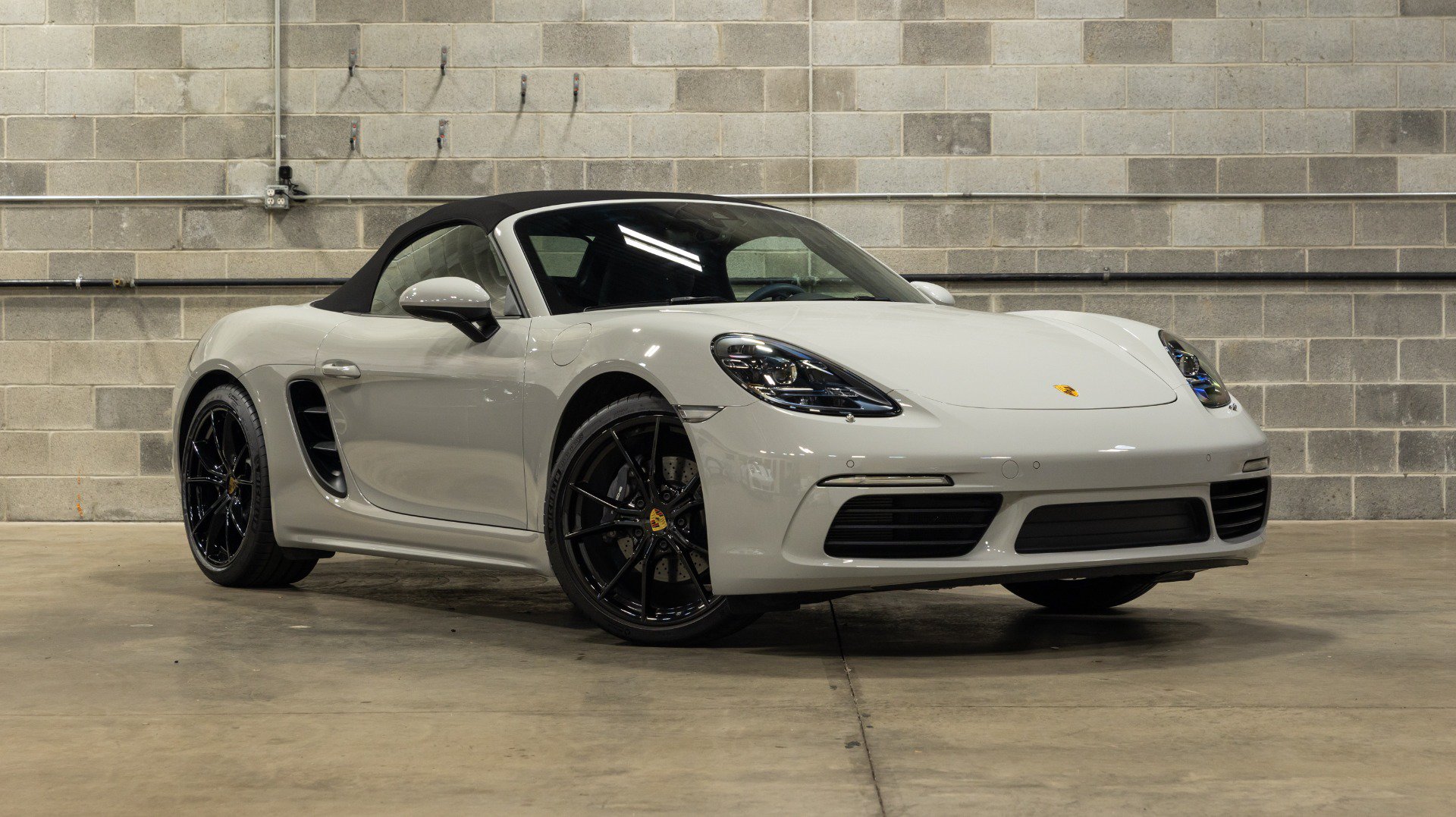 Used 2021 Porsche 718 Boxster RWD image 2