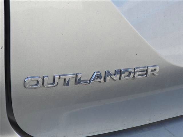Used 2025 Mitsubishi Outlander SE FWD image 17