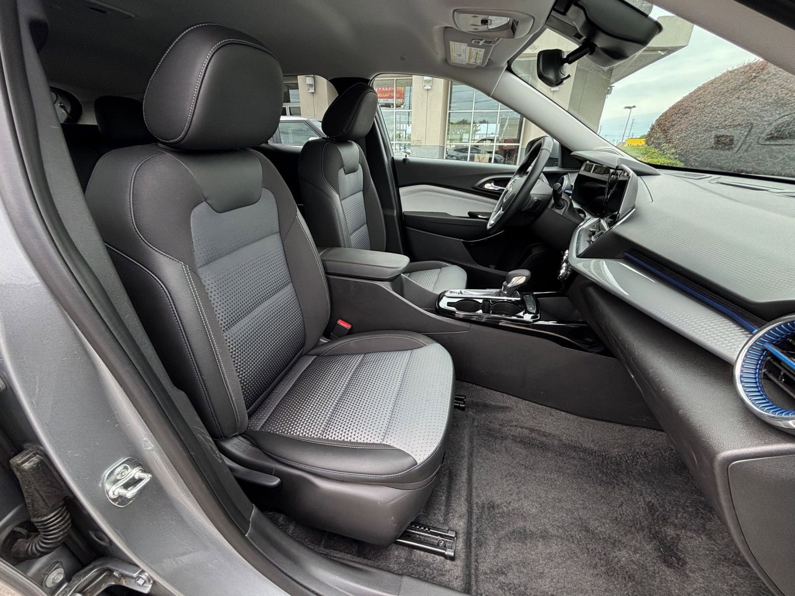 Used 2025 Chevrolet Trax LT w/ LT Convenience Package FWD image 36