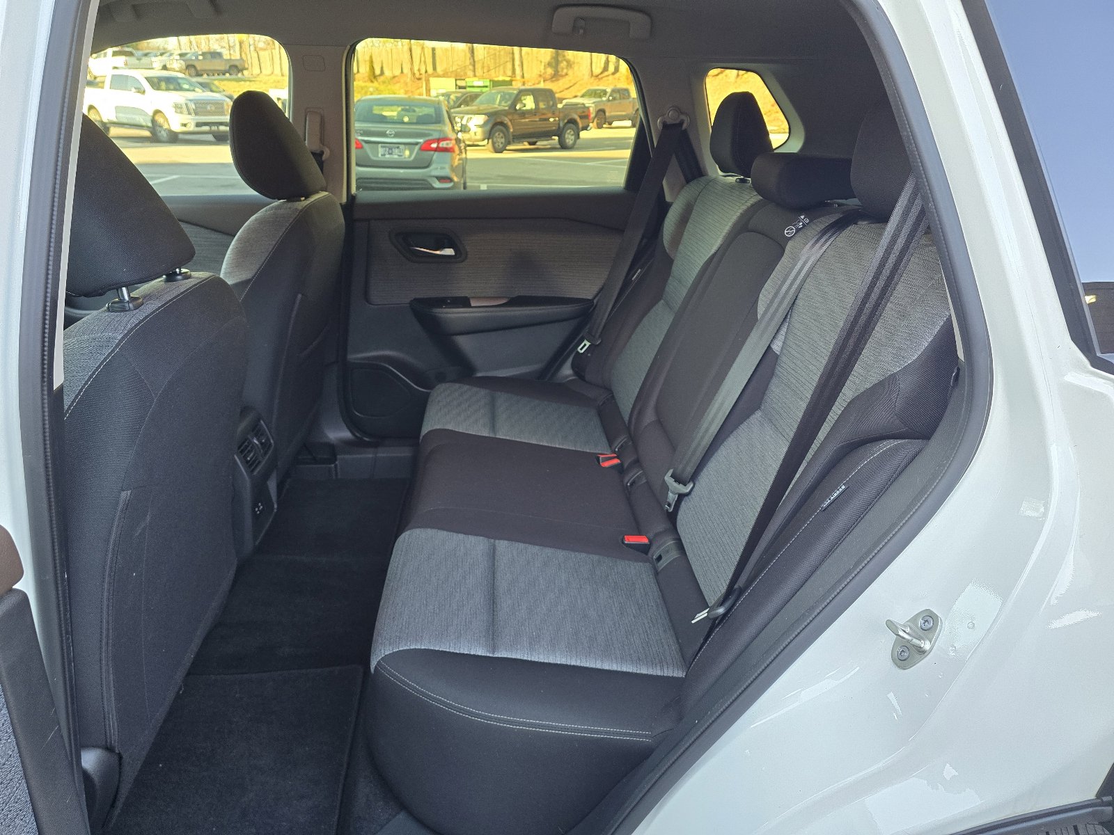 Used 2023 Nissan Rogue SV image 10