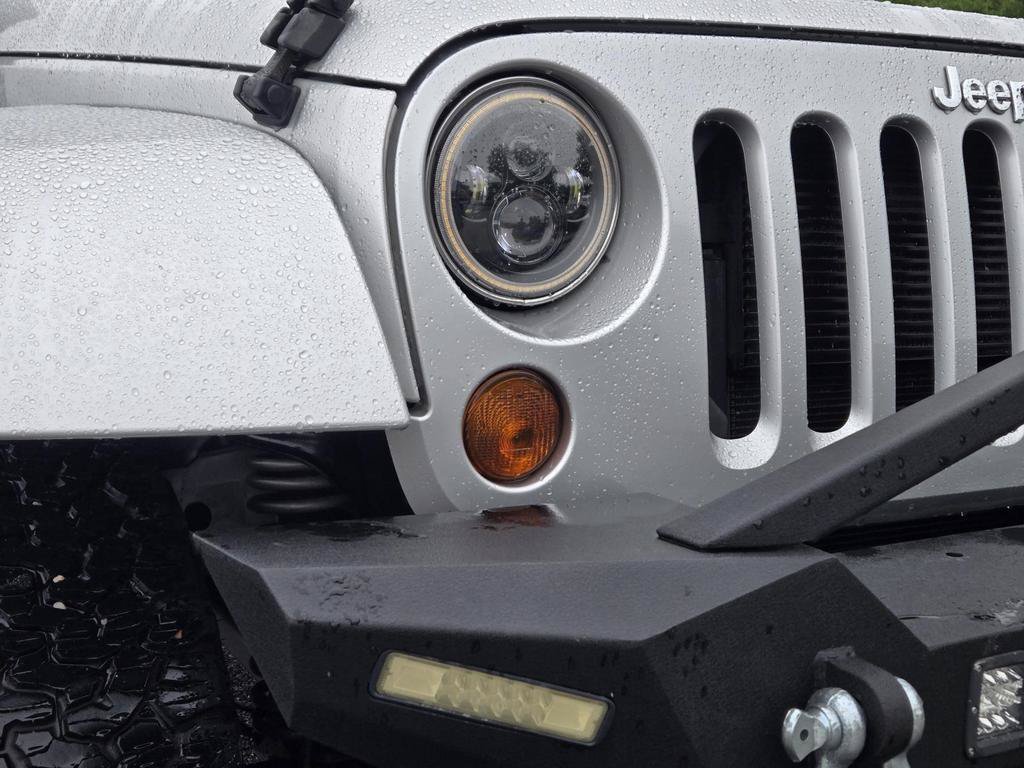 Used 2012 Jeep Wrangler Unlimited Sahara w/ Connectivity Group AWD/4WD image 3