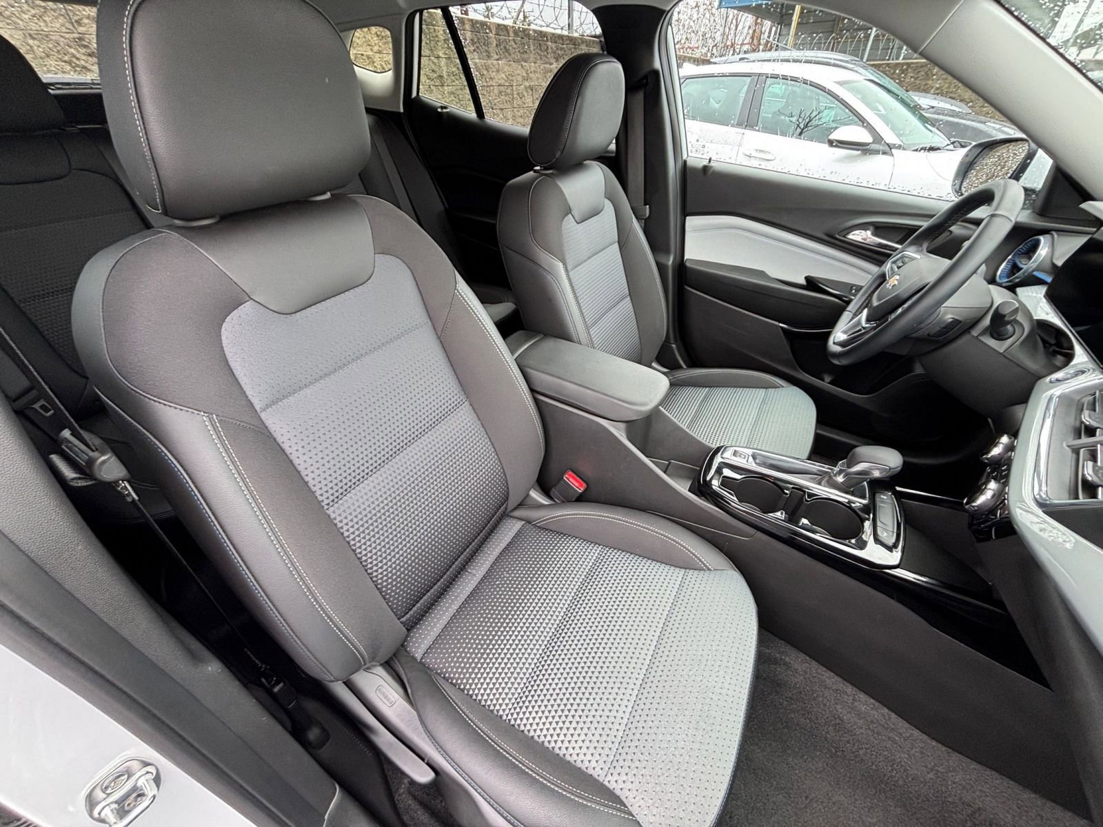 Used 2025 Chevrolet Trax LT w/ LT Convenience Package image 35