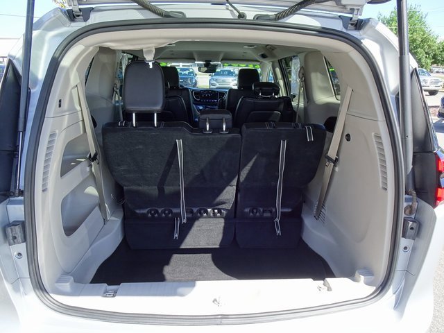 Used 2024 Chrysler Pacifica Touring-L image 27