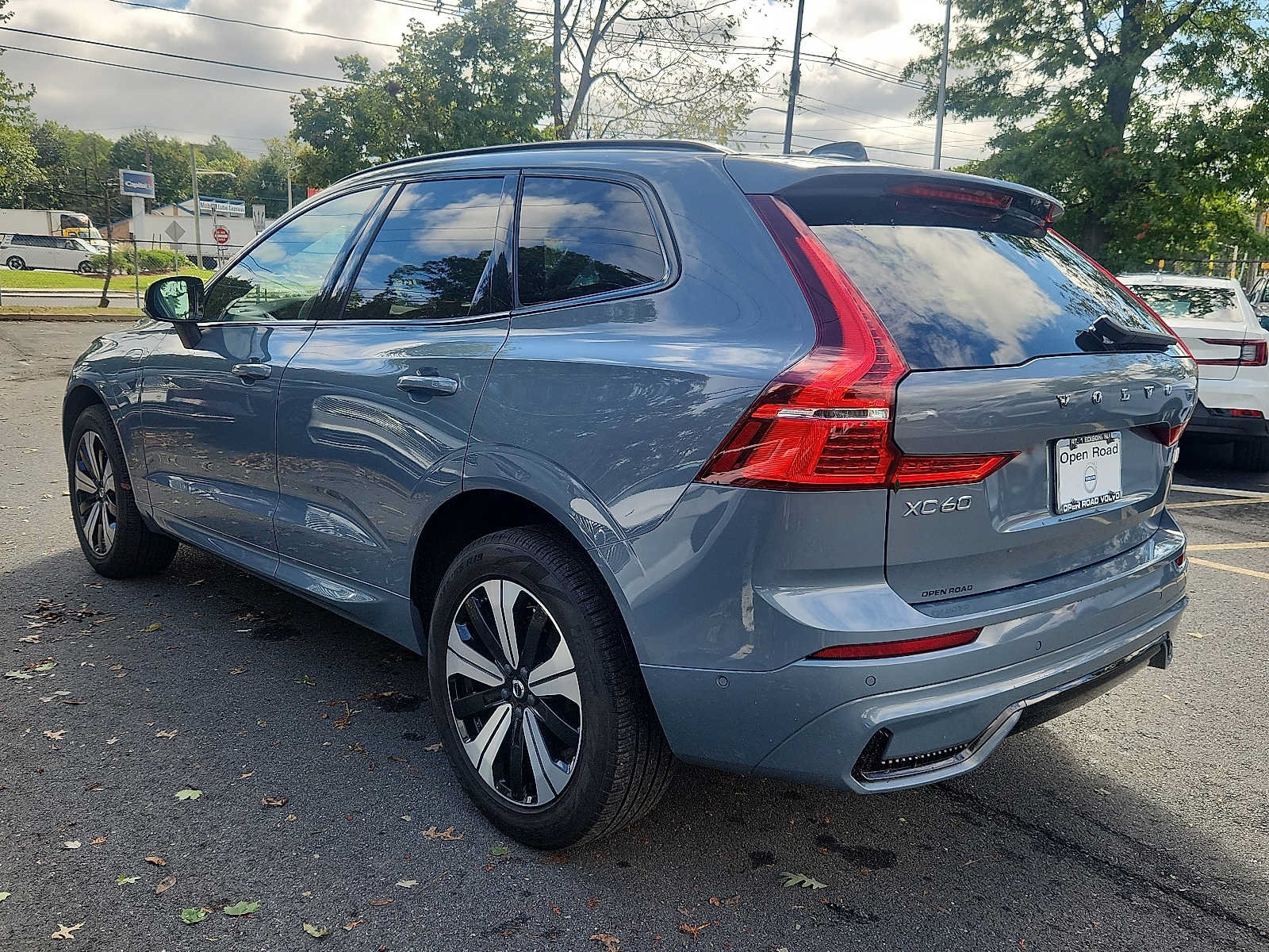 Certified 2024 Volvo XC60 T8 Plus w/ Climate Package AWD/4WD image 4