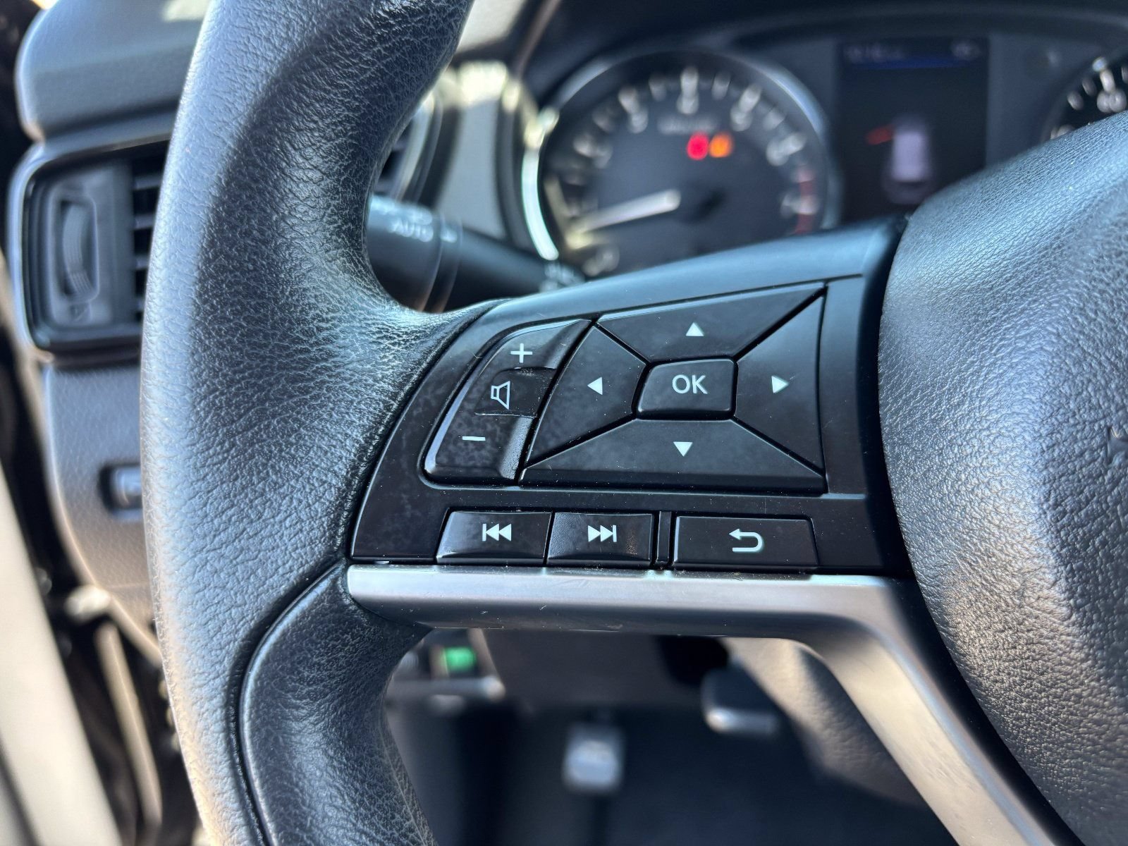 Used 2020 Nissan Rogue S FWD image 27