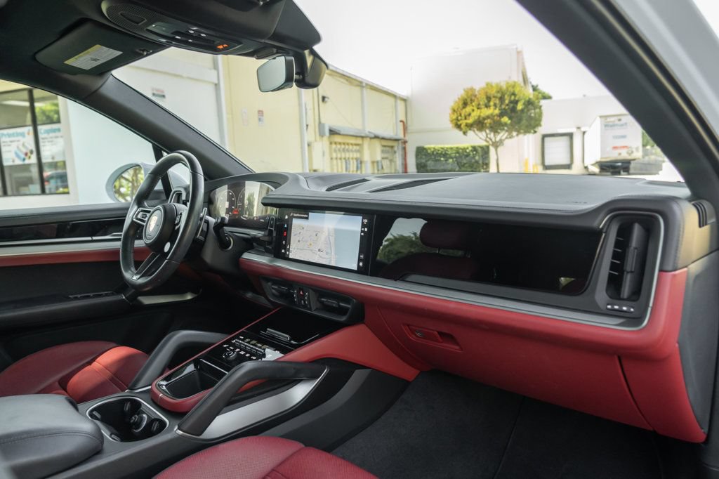 Used 2024 Porsche Cayenne AWD/4WD image 28