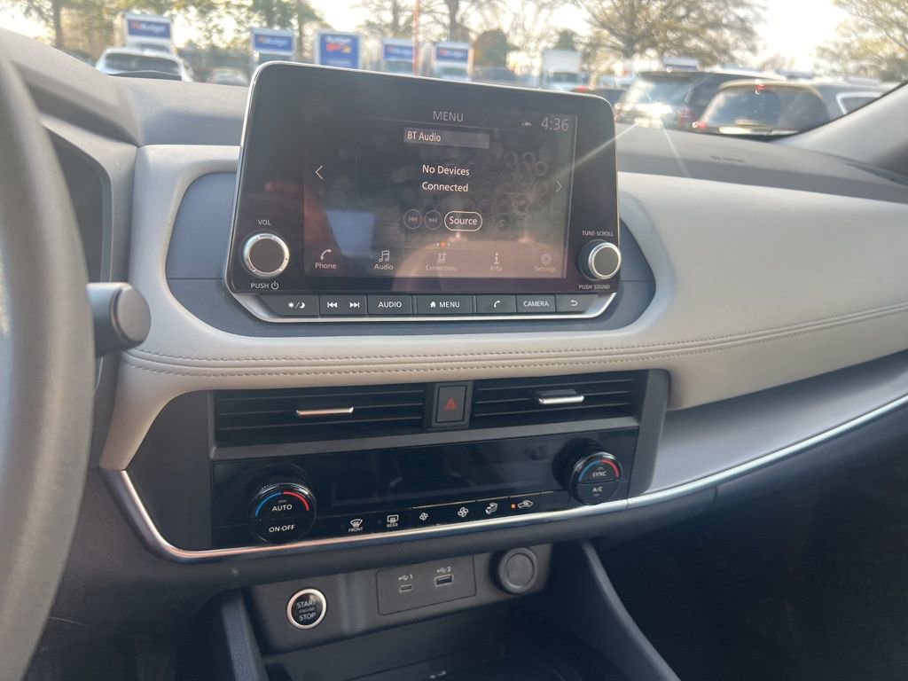 Used 2023 Nissan Rogue SV image 5