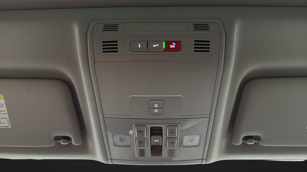Used 2022 Volkswagen Taos SE w/ Panoramic Sunroof Package FWD image 30