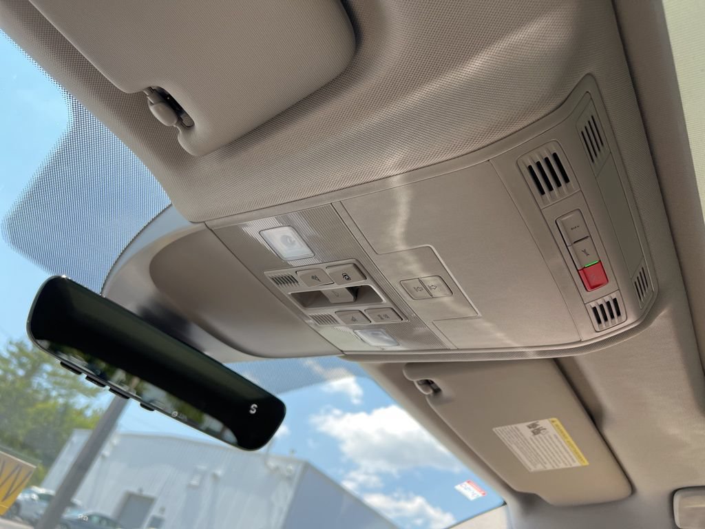 New 2025 Volkswagen Taos SE FWD image 22