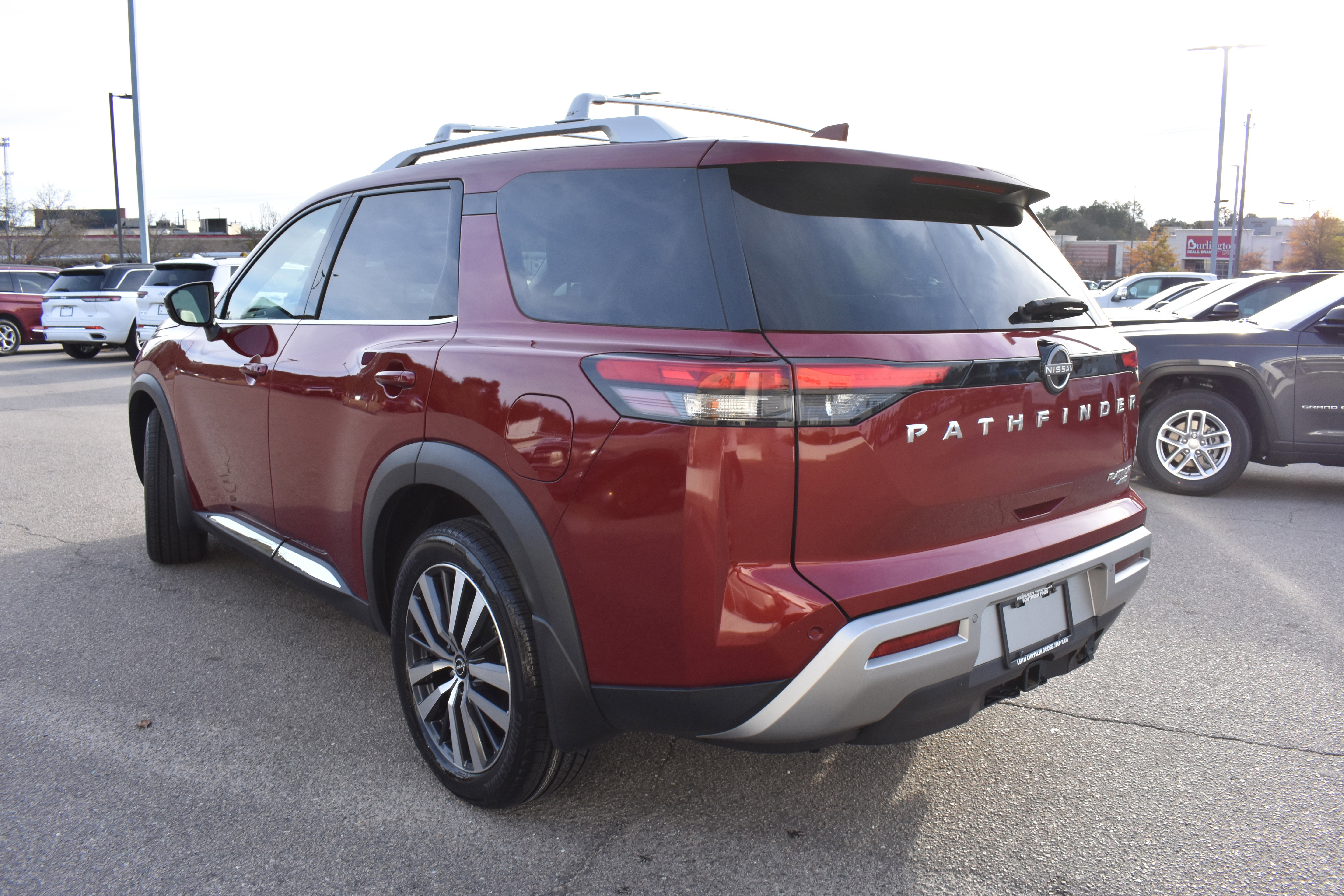 Used 2022 Nissan Pathfinder Platinum w/ Cargo Package image 7