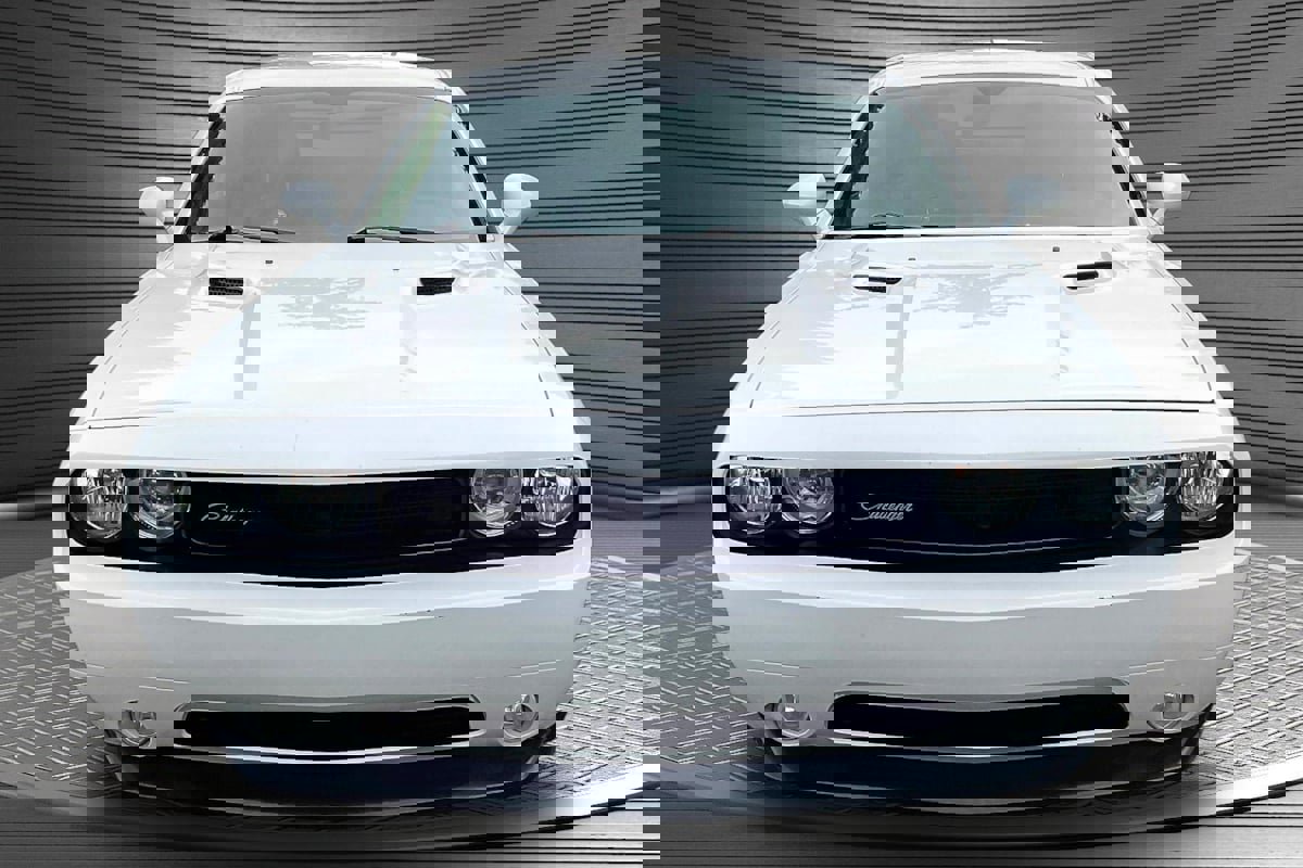 Used 2014 Dodge Challenger SXT RWD image 2