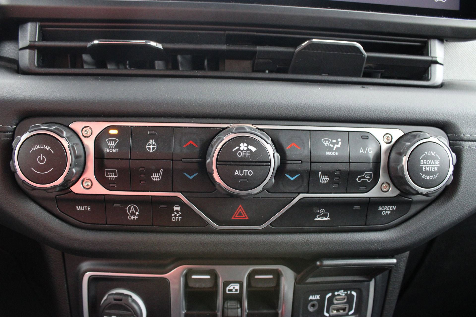 Used 2024 Jeep Wrangler Sahara image 33