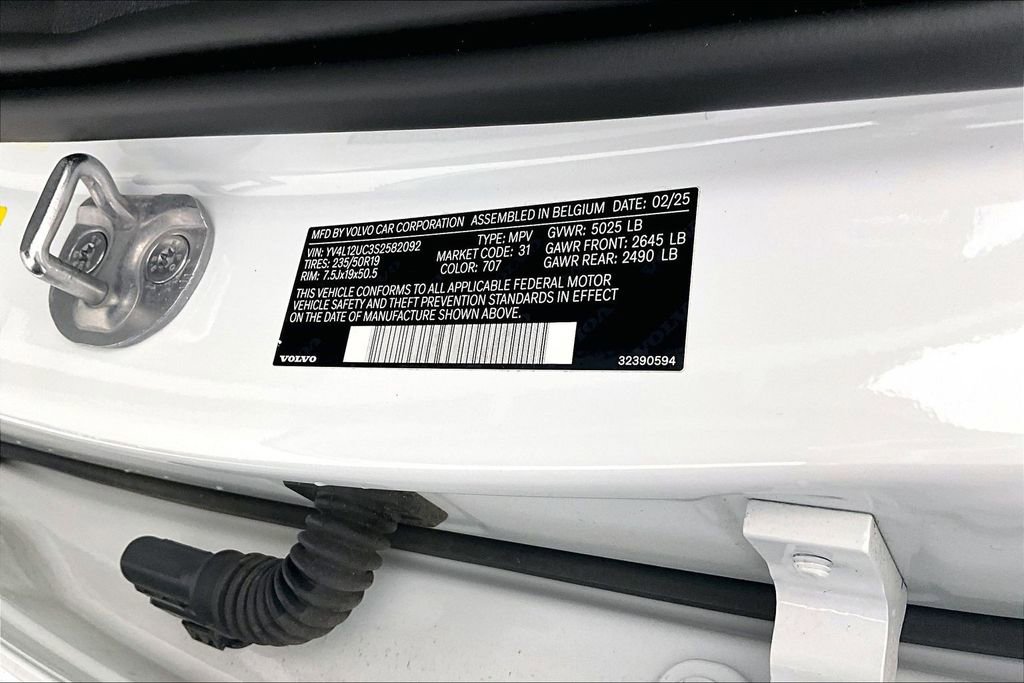 Certified 2025 Volvo XC40 B5 Plus image 44