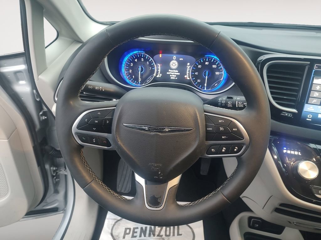 Used 2024 Chrysler Pacifica Touring-L FWD image 12