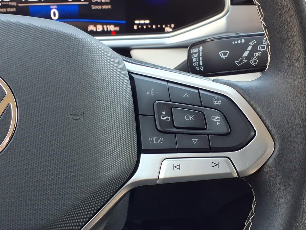 Certified 2025 Volkswagen Taos SE image 12