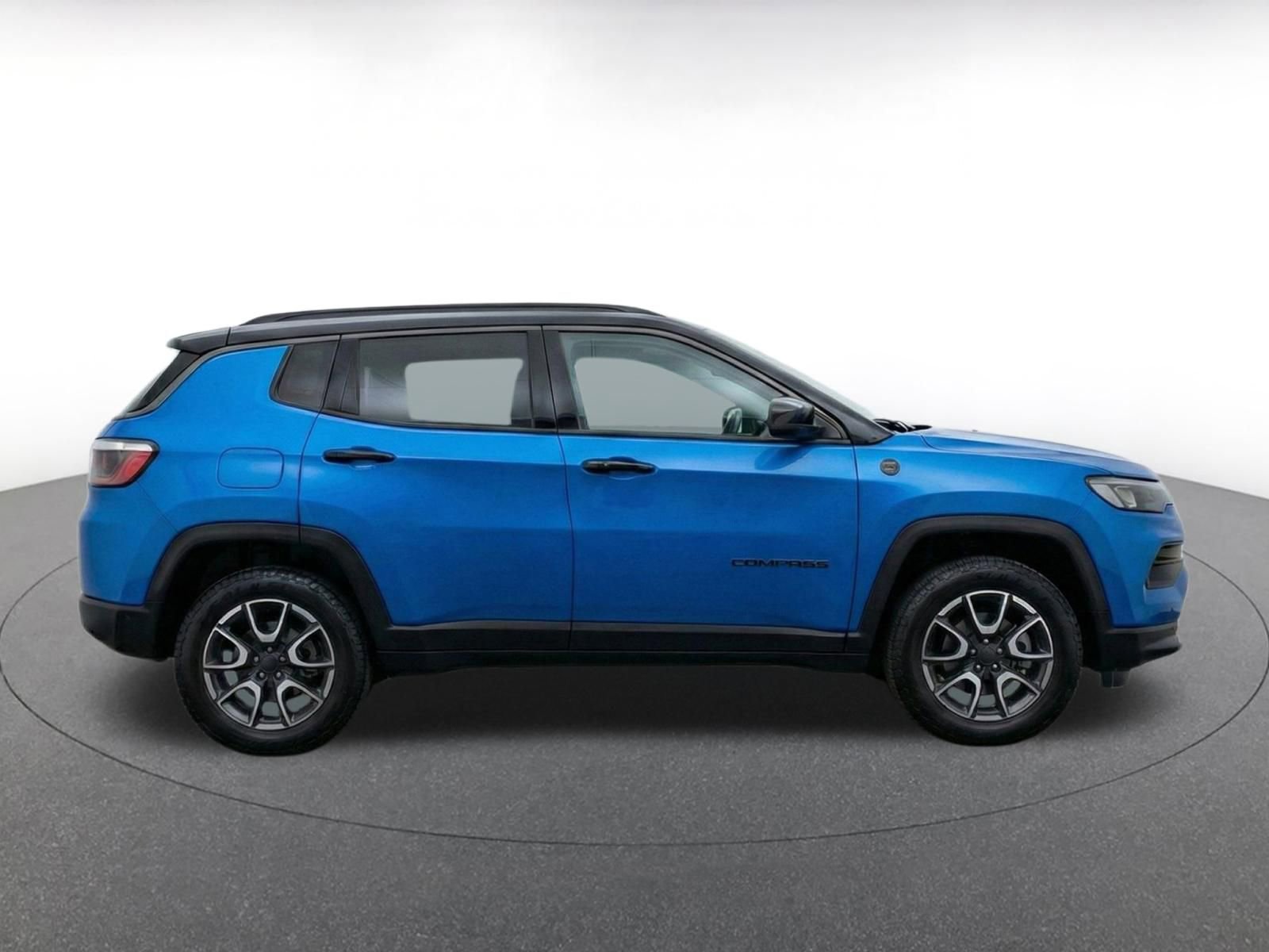 Used 2025 Jeep Compass Trailhawk AWD/4WD image 14