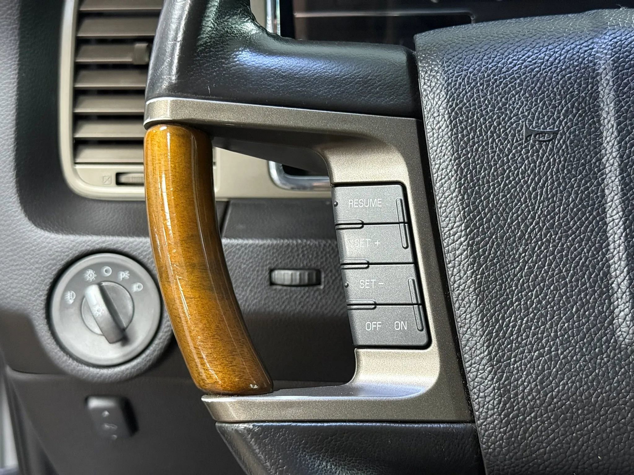 Used 2012 Lincoln Navigator L 4WD image 35