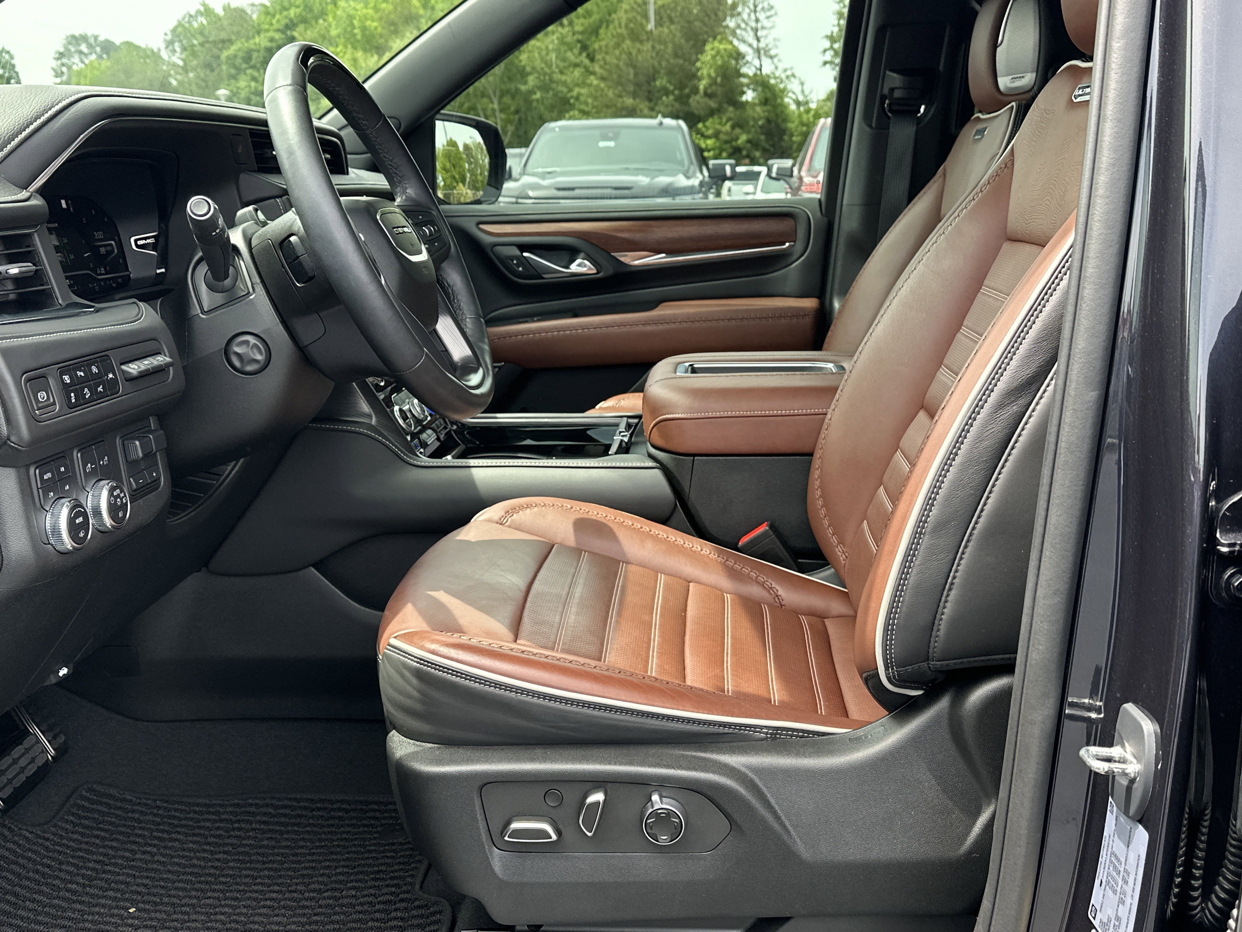 Used 2023 GMC Yukon XL Denali Ultimate w/ LPO, Floor Liner Package AWD/4WD image 9