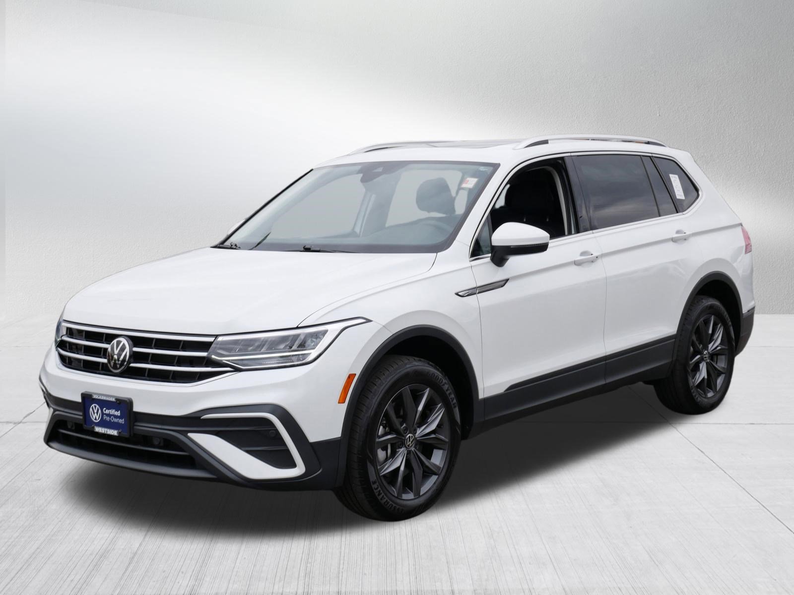 Certified 2023 Volkswagen Tiguan SE w/ Panoramic Sunroof Package AWD/4WD image 3