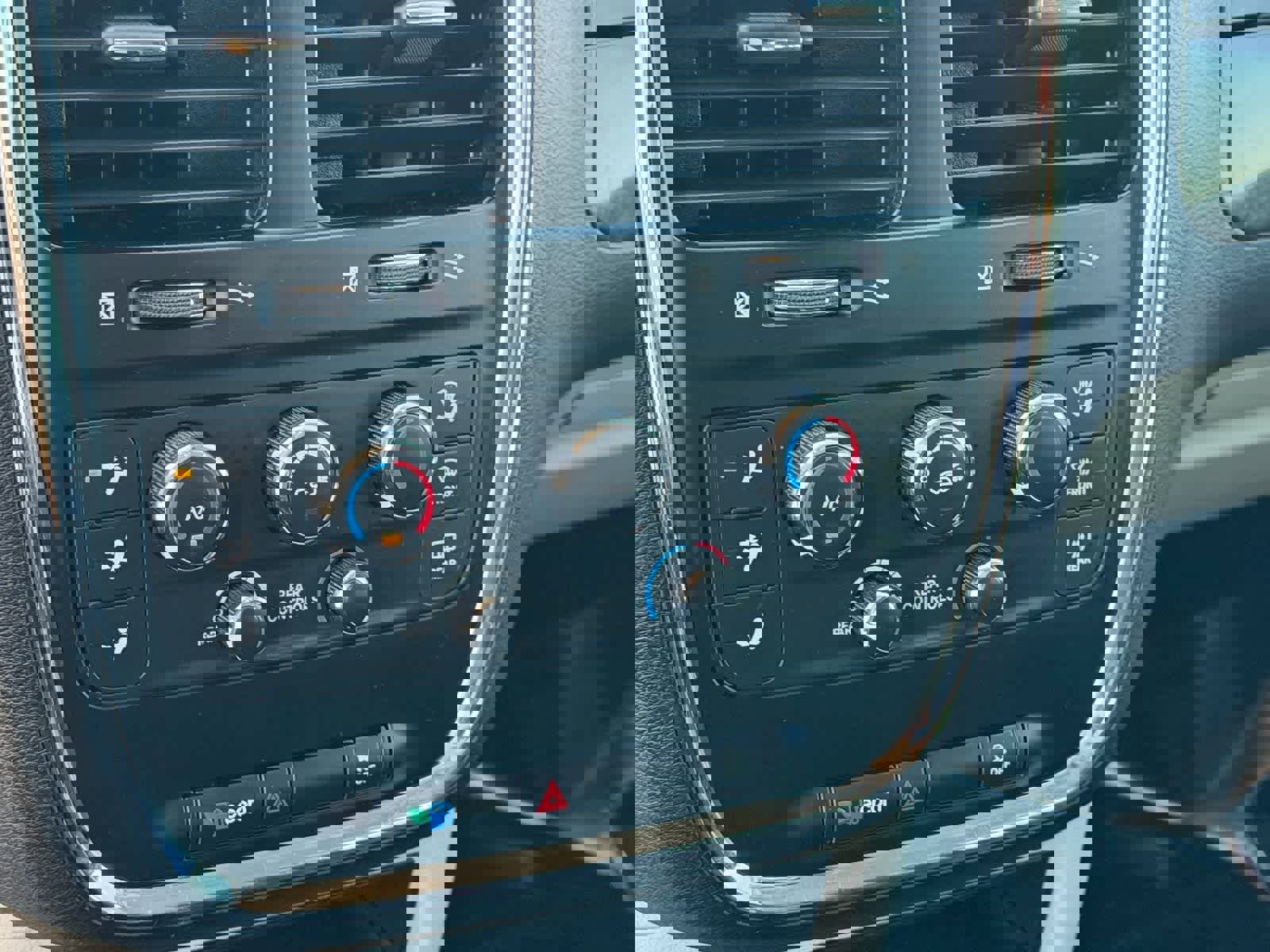 Used 2018 Dodge Grand Caravan SE w/ UConnect Hands-Free Group image 22