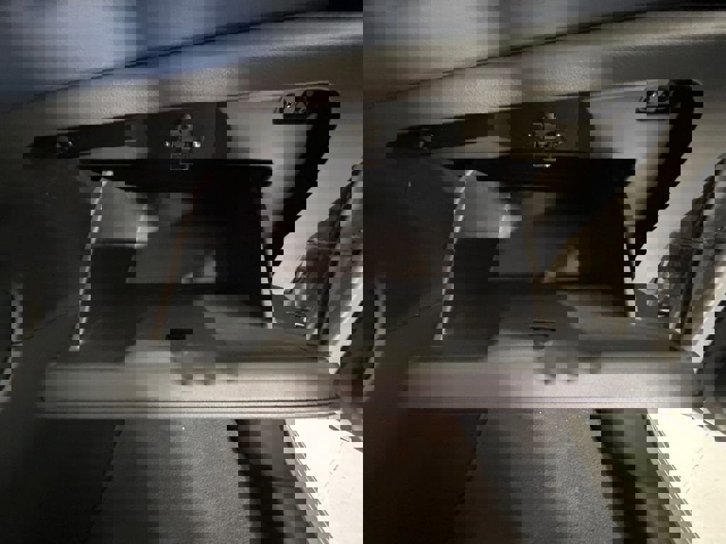 Used 2025 Nissan Versa SV w/ Trunk Package image 28