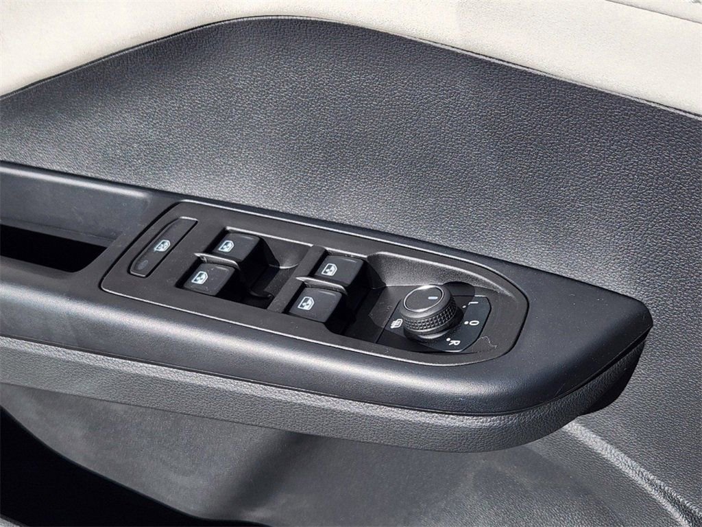 New 2025 Volkswagen Taos SE image 5