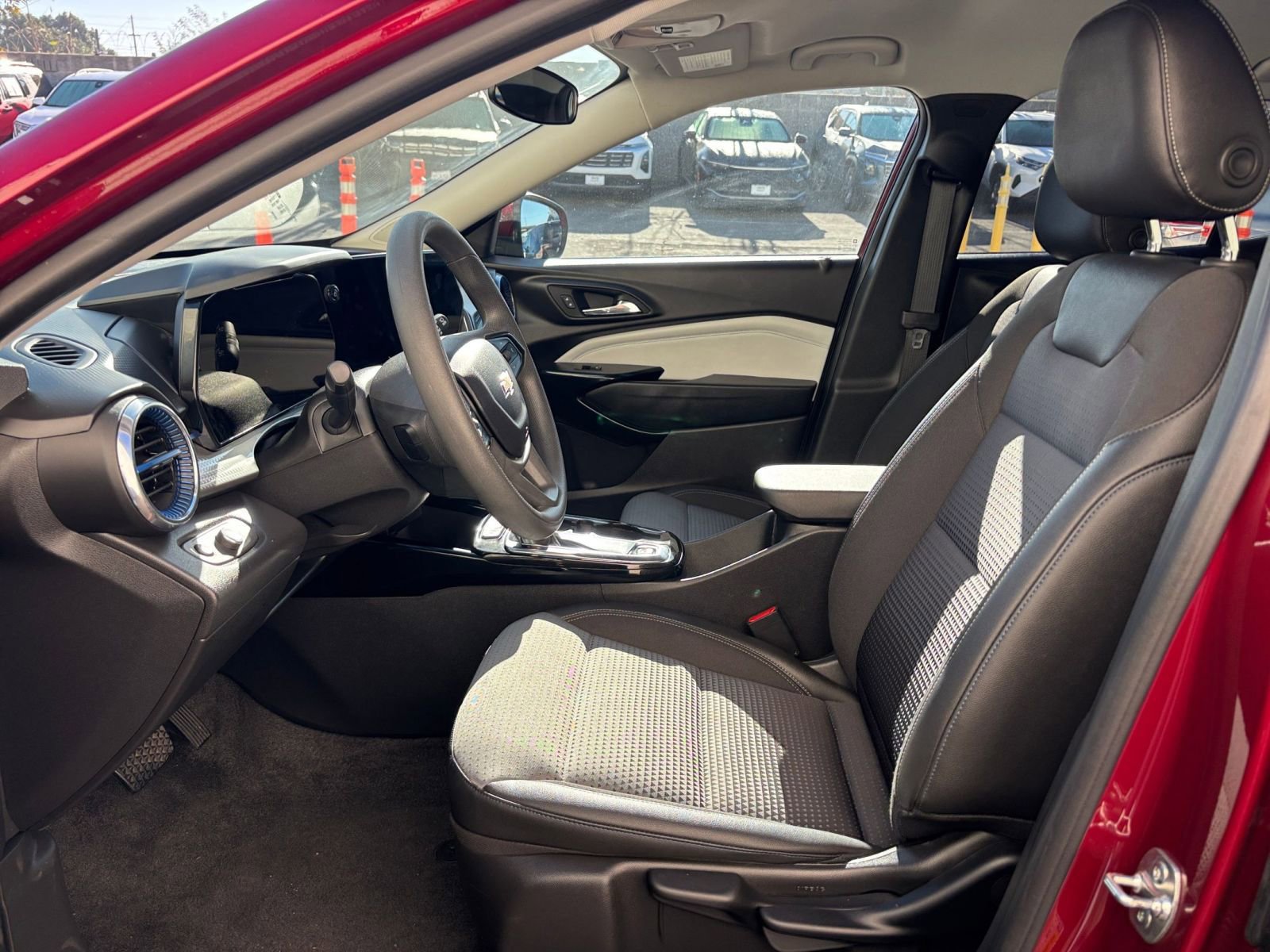 Used 2025 Chevrolet Trax LT image 27