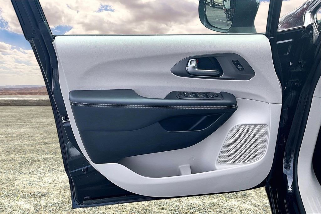 Used 2023 Chrysler Pacifica Touring-L FWD image 19