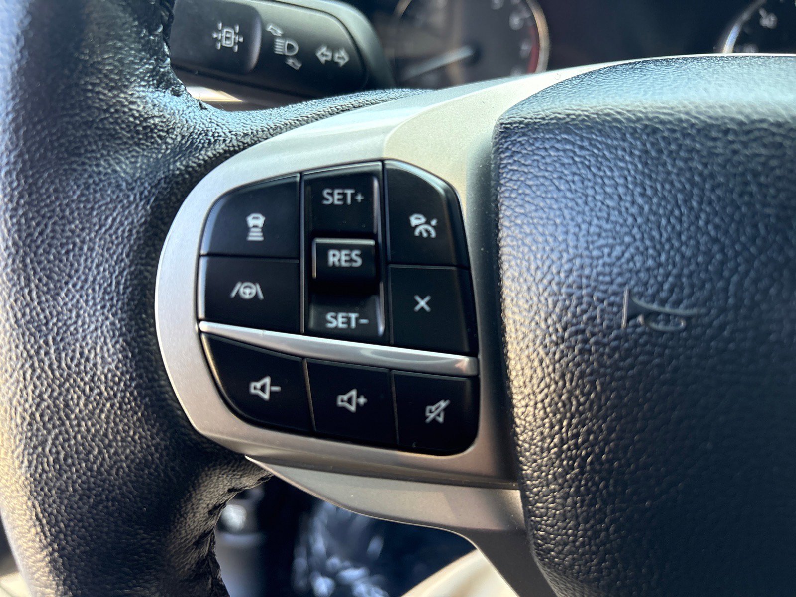 Used 2022 Ford Explorer XLT w/ Equipment Group 202A image 16