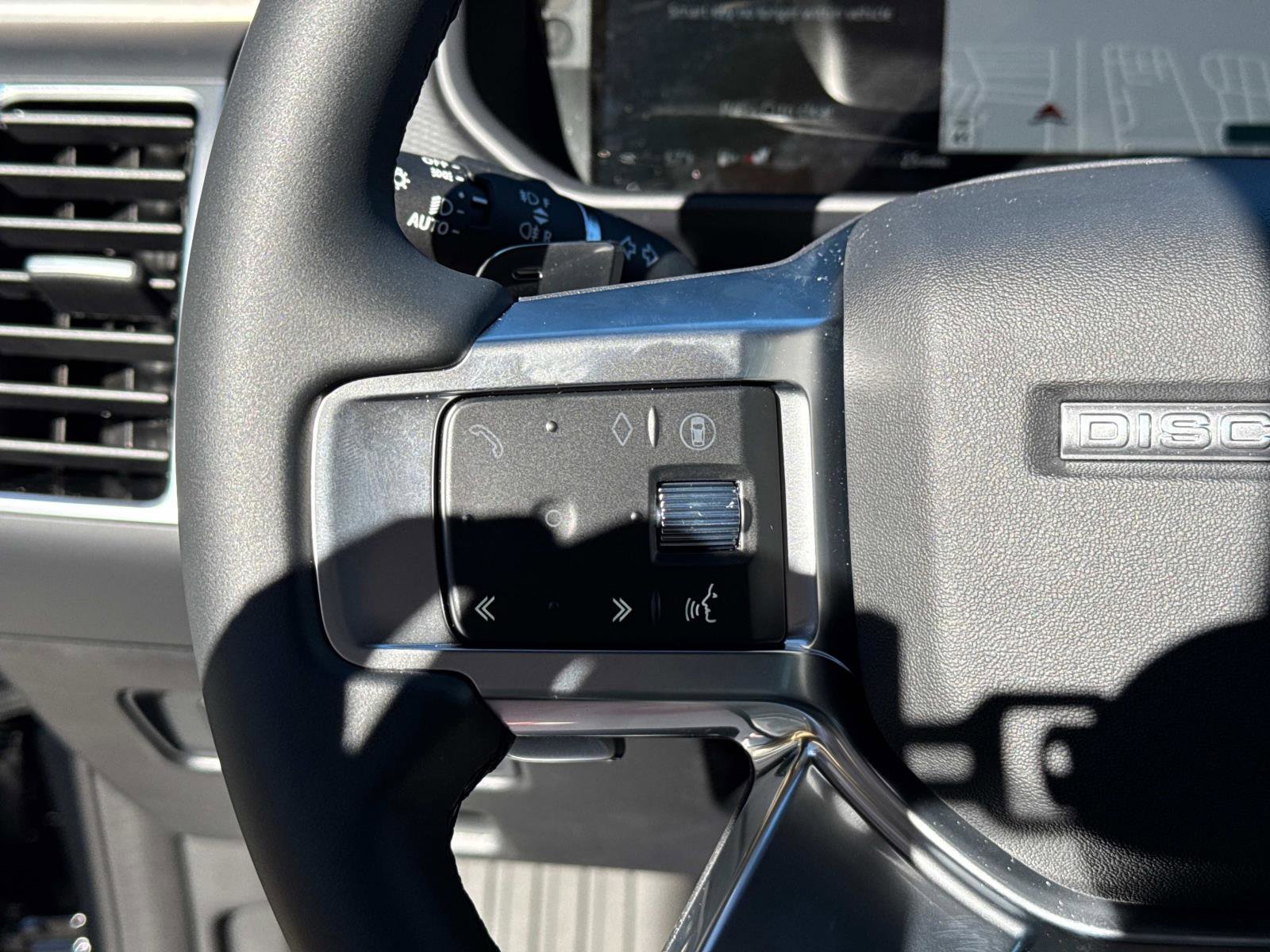 Certified 2025 Land Rover Discovery Dynamic SE image 27