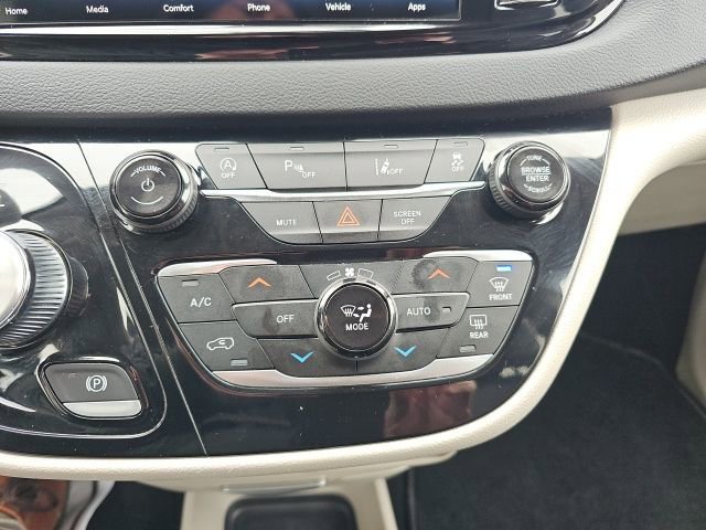 Used 2023 Chrysler Pacifica Touring-L image 17