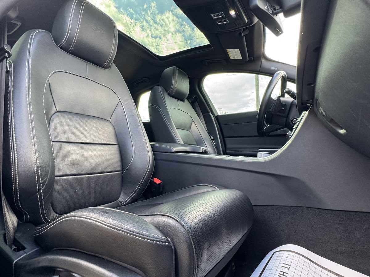 Used 2016 Jaguar XF S image 31