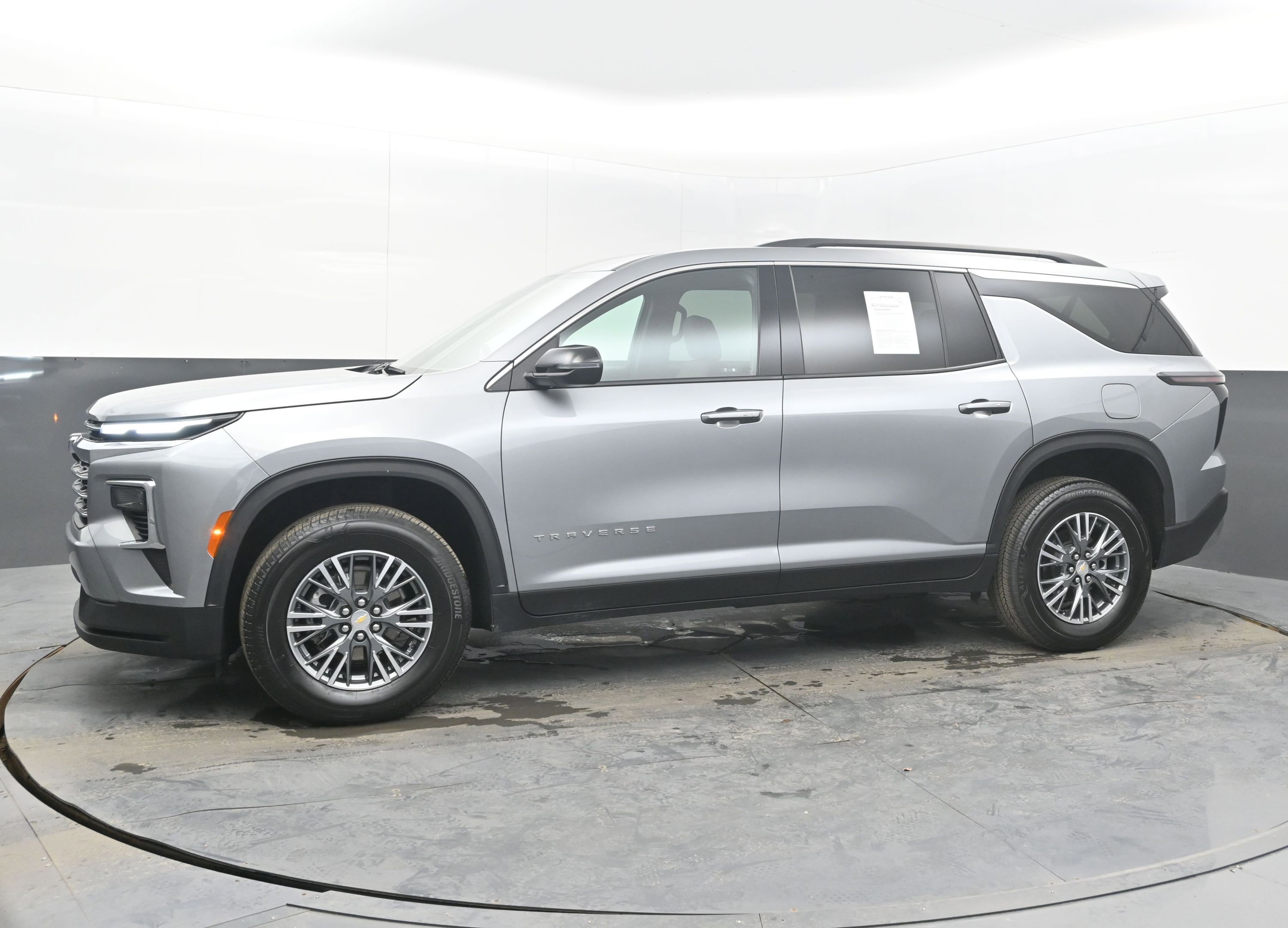 Used 2025 Chevrolet Traverse LT image 5