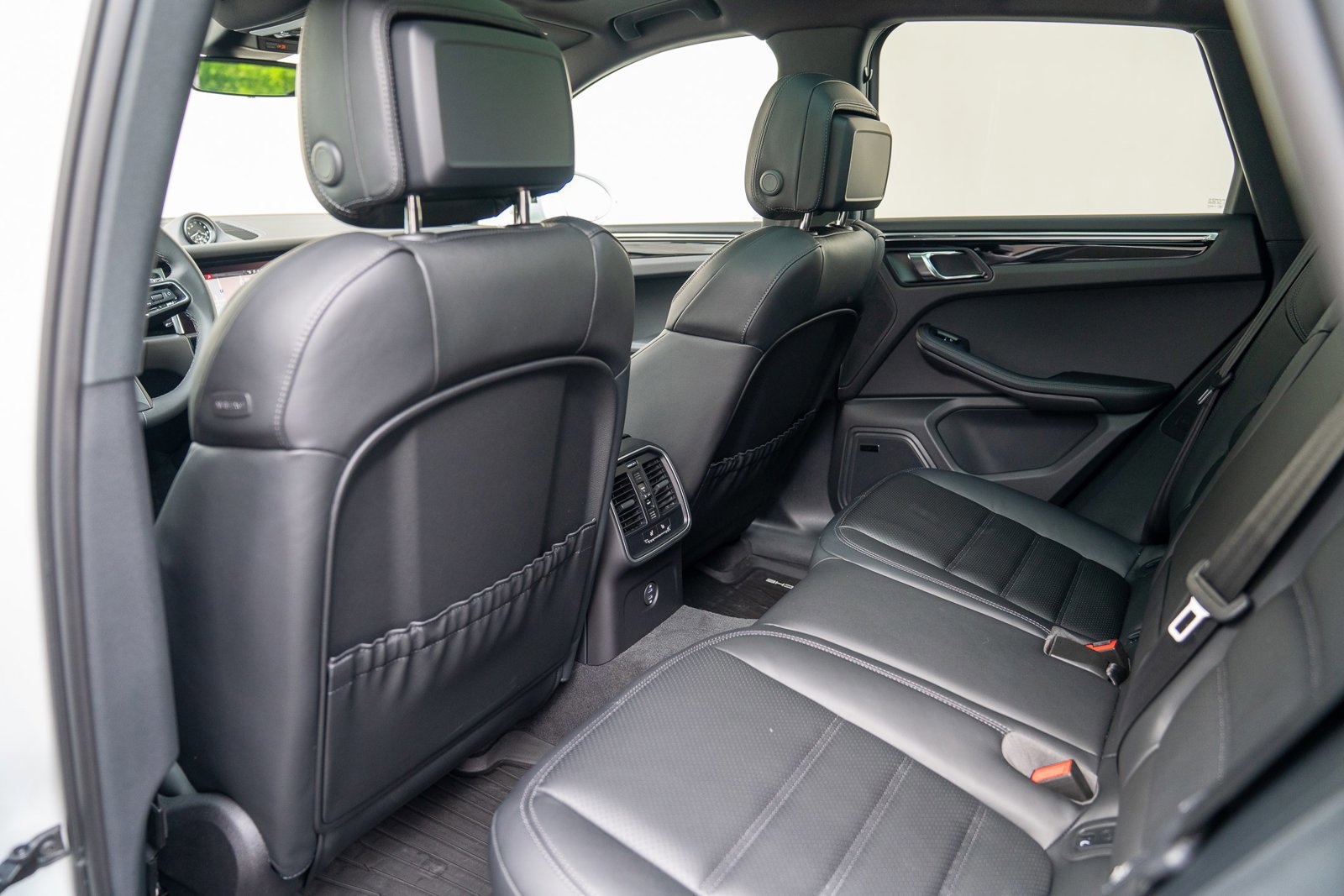 Certified 2025 Porsche Macan image 20