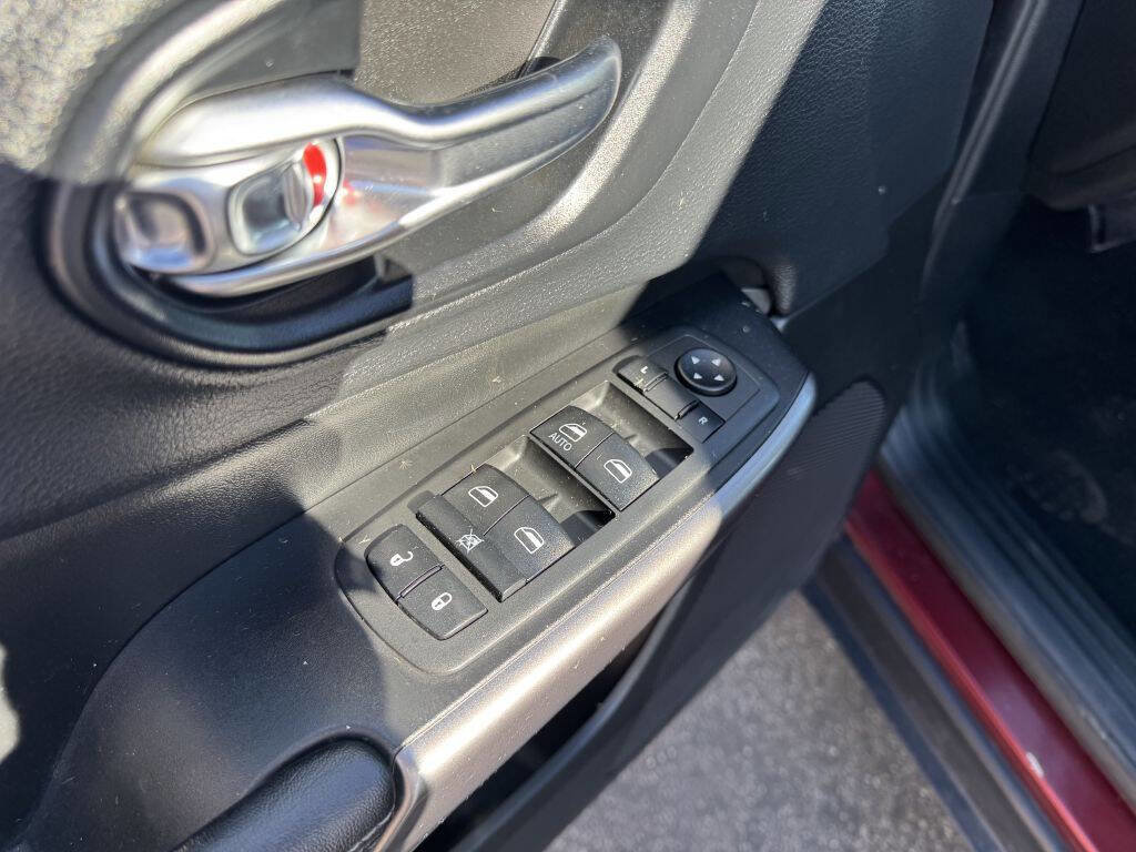 Used 2019 Jeep Cherokee Latitude w/ Popular Appearance Group image 9