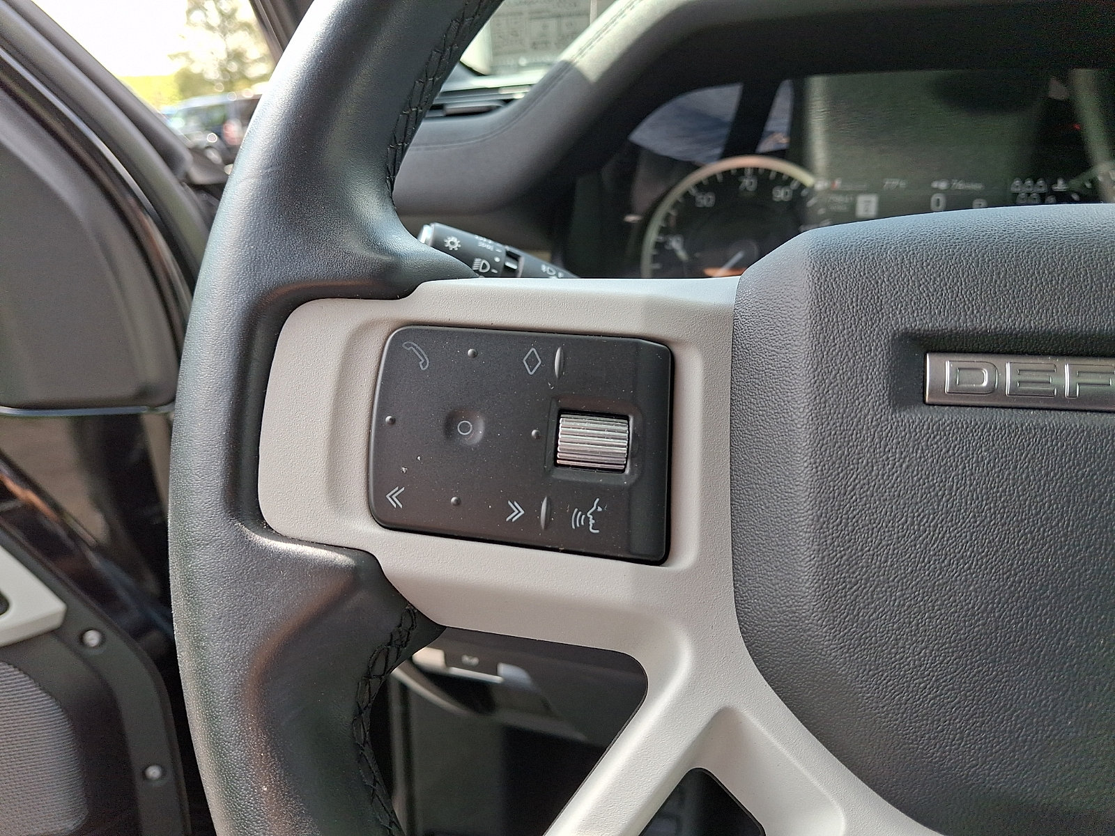 Used 2023 Land Rover Defender 110 SE AWD/4WD image 21