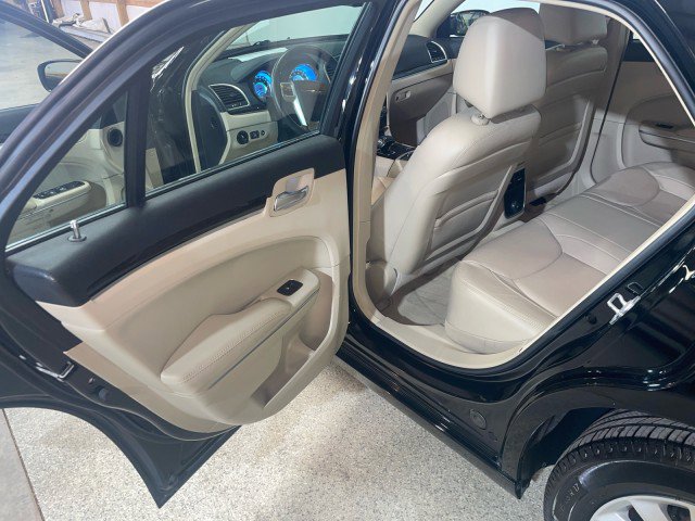 Used 2013 Chrysler 300 w/ Driver Convenience Group image 11