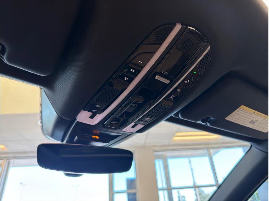 Used 2022 Porsche Cayenne Platinum Edition image 23