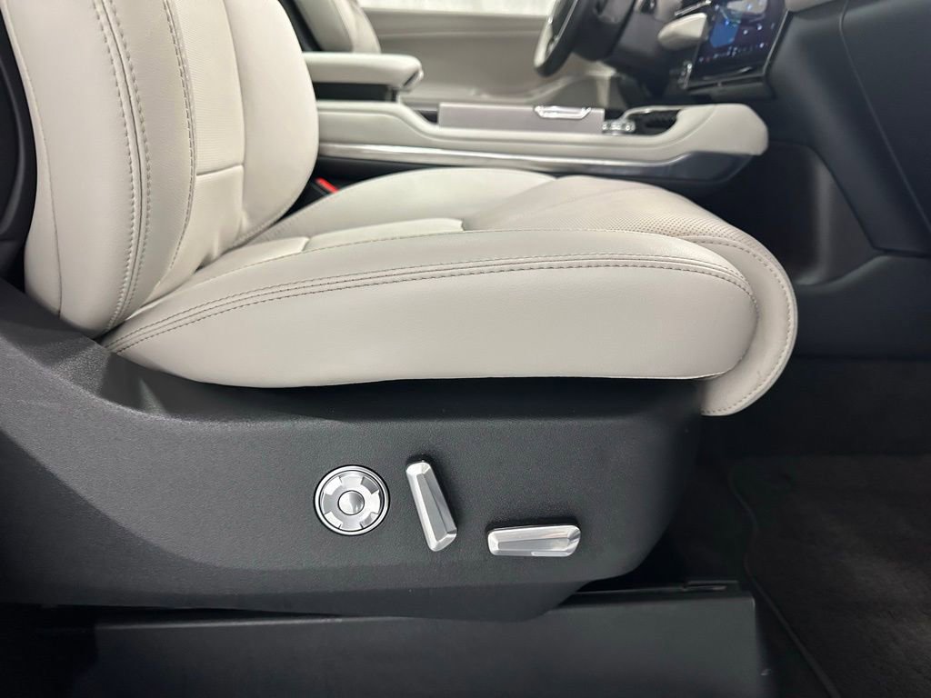 Used 2025 Lincoln Navigator Reserve image 65