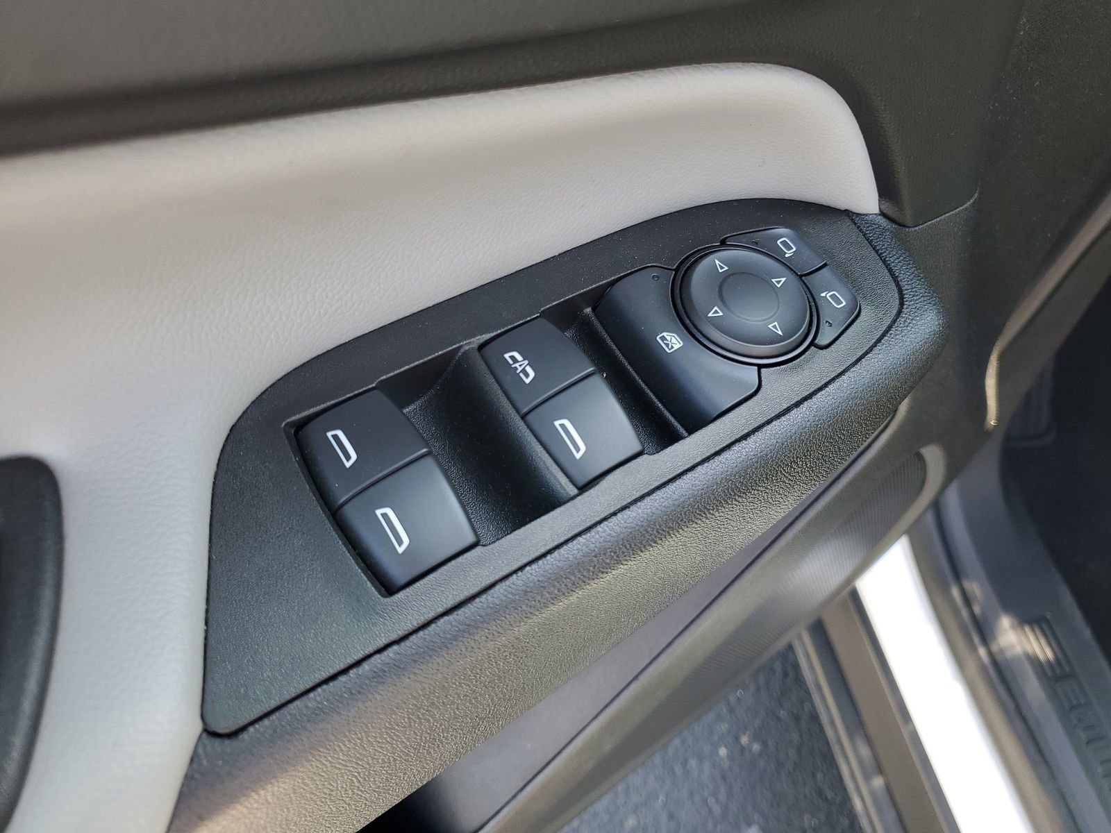 Used 2023 Chevrolet Equinox LS w/ LS Convenience Package image 9