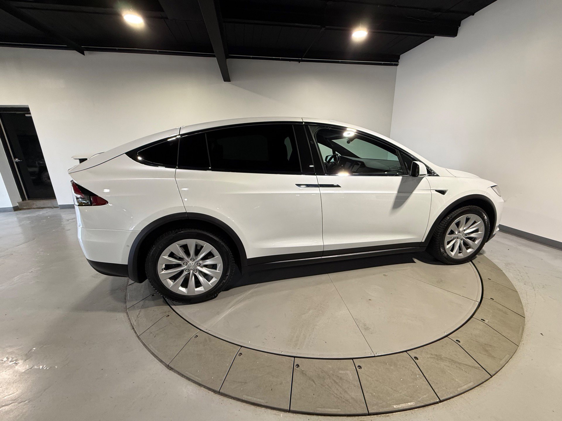 Used 2019 Tesla Model X Long Range image 10