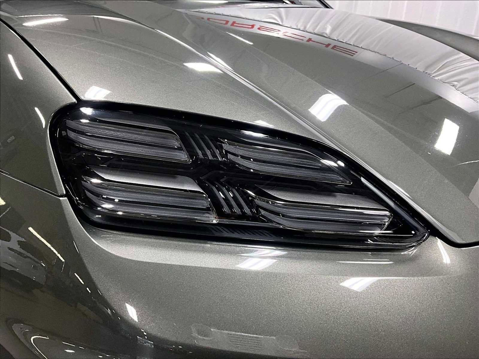 Used 2025 Porsche Macan 4 Electric image 15