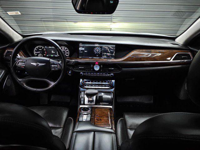 Used 2018 Genesis G90 3.3T Premium RWD image 12