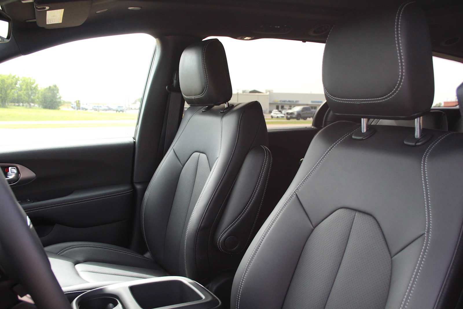 New 2025 Chrysler Pacifica Select AWD/4WD image 26