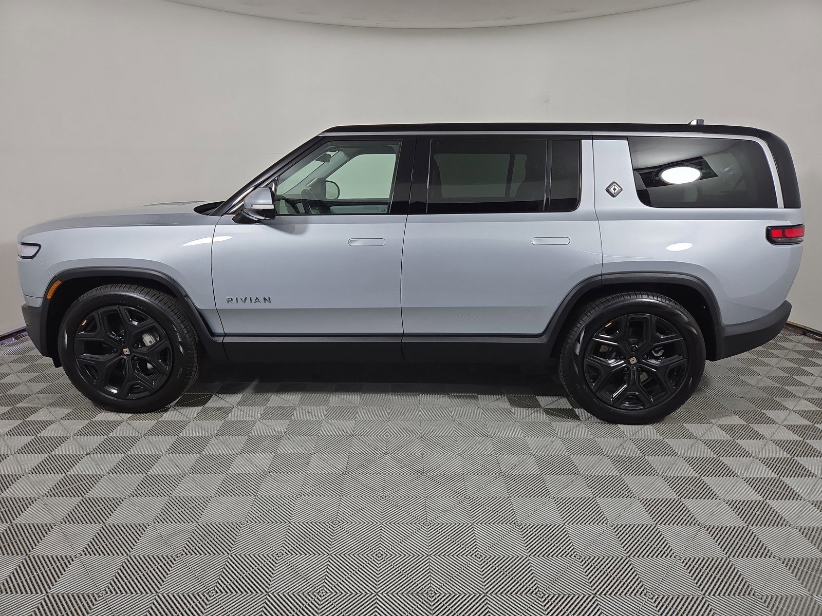 Used 2024 Rivian R1S Adventure AWD/4WD image 2