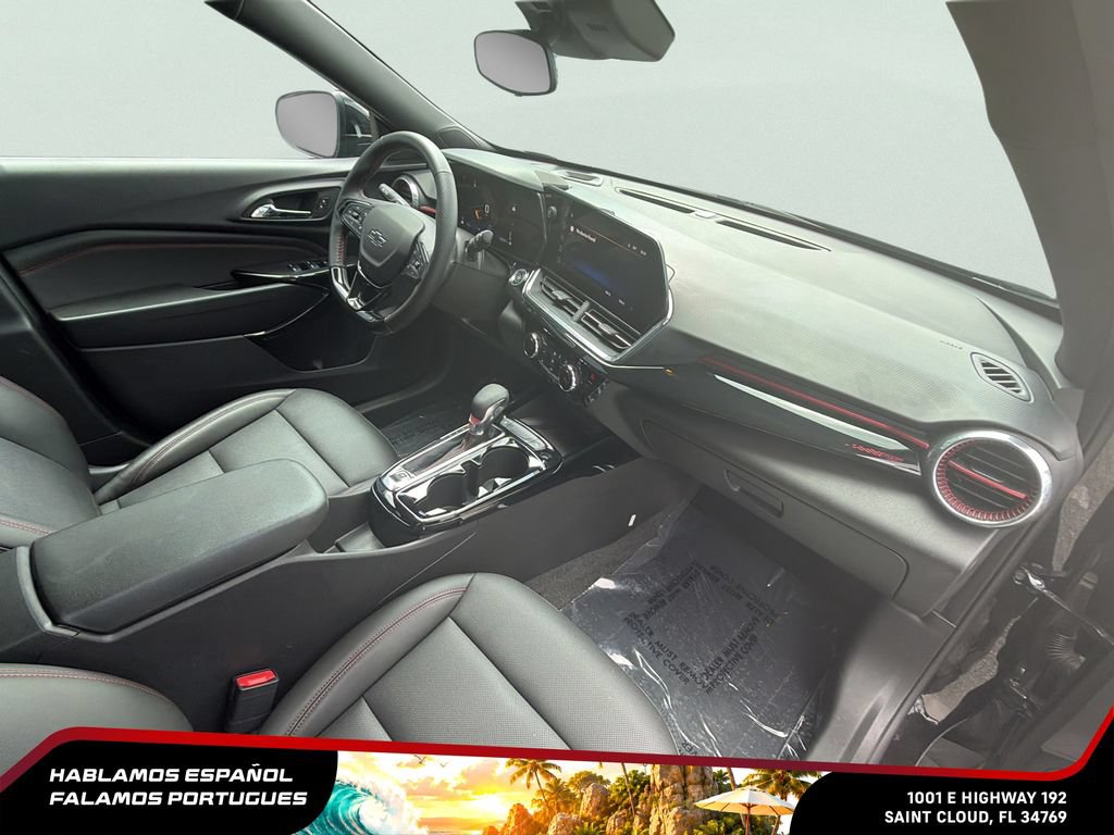 Used 2025 Chevrolet Trax RS w/ Sunroof Package FWD image 32