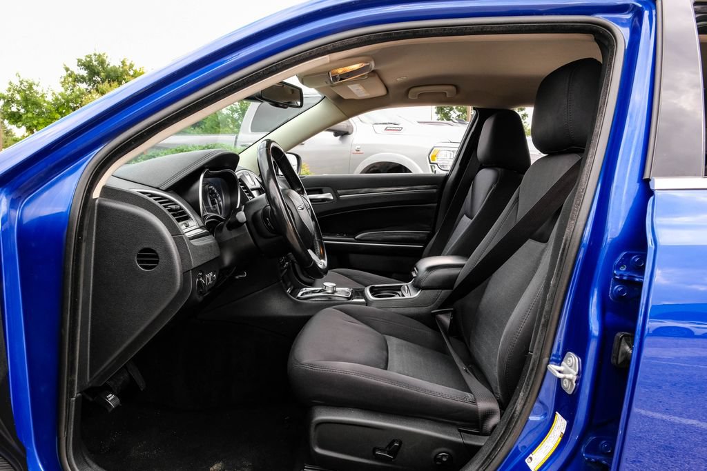 Used 2019 Chrysler 300 Touring w/ Chrome Appearance Package RWD image 33