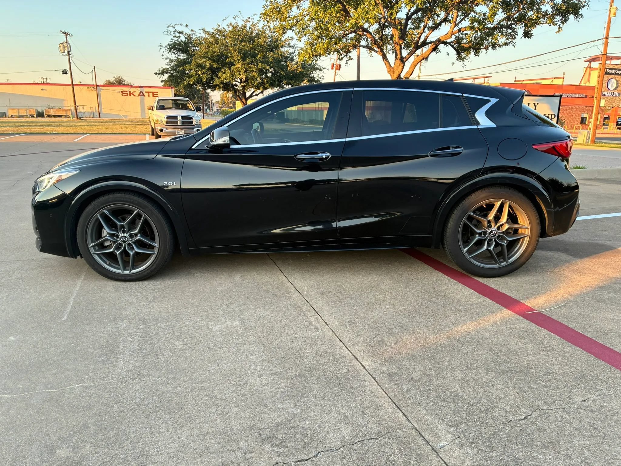 Used 2017 INFINITI QX30 Sport w/ Sport Leather Package FWD image 4